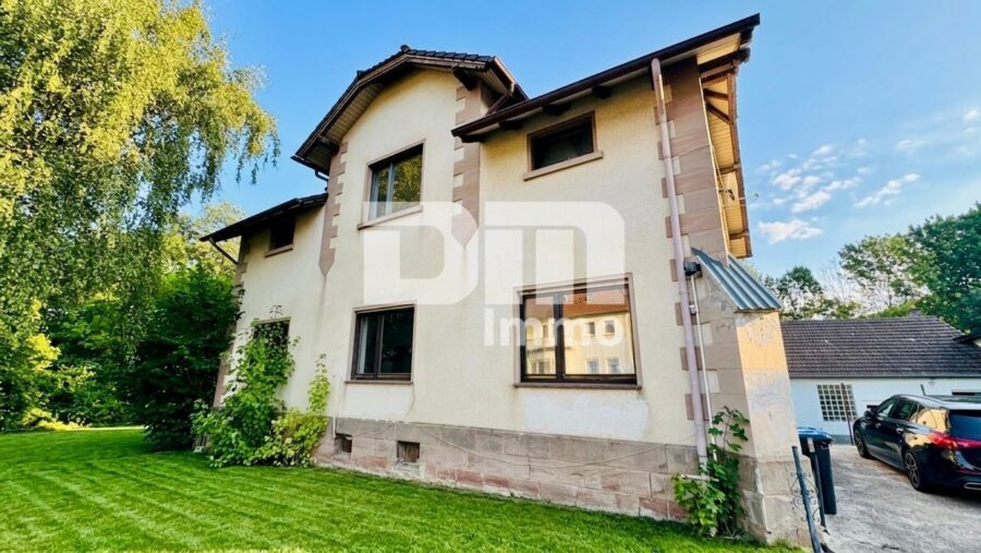 Großzügiges Einfamilienhaus mit viel Platz, riesigem Gartenareal und viel Potenzial - Frontansicht Titel